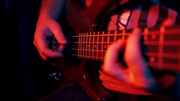 Músico Tocando Baixo Elétrico Guitarra — Vídeo de Stock