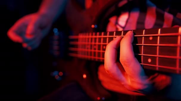 Bajo Guitarrista Toca Guitarra Eléctrica Bajo — Vídeos de Stock