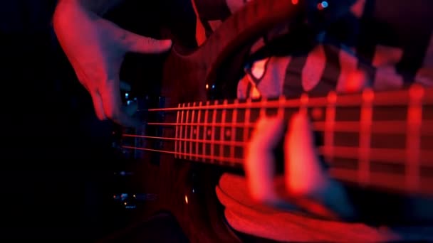 Muzikant Elektrische Basgitaar Spelen — Stockvideo