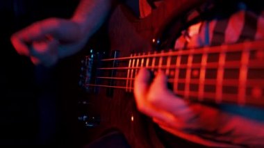 Bas Gitarcı Elektro Bas Gitar Çalıyor