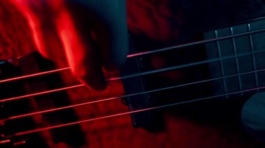 Müzisyen Elektro Bas Gitar Çalıyor, Sağ El Yakın.