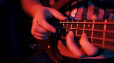 Bas Gitarcı Elektro Bas Gitar Çalıyor