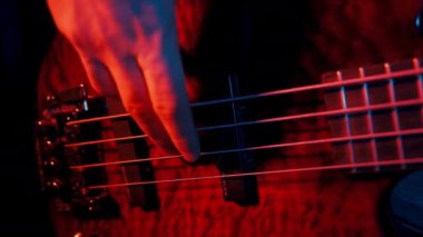 Müzisyen Elektro Bas Gitar Çalıyor, Sağ El Yakın.