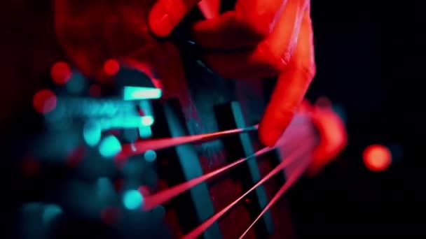 Müzisyen Elektro Bas Gitar Çalıyor Sağ Yakın — Stok video