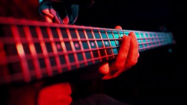Bas gitarist Electric Bass Gitar Çalıyor