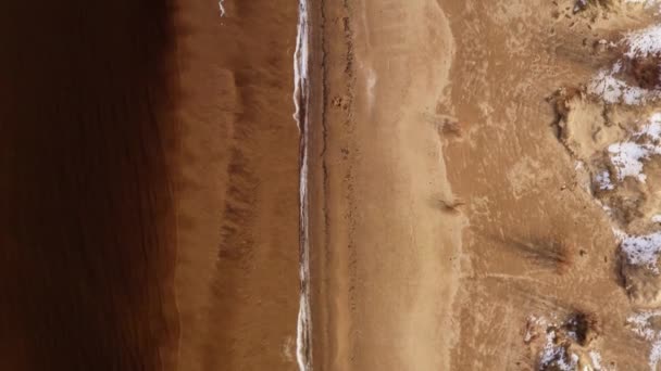 Blick Aus Der Luft Auf Ruhige Meereswellen Die Sandstrand Waschen — Stockvideo