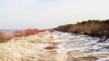 Kumsal kumsalları karla kaplı.