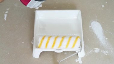 Boya tepsisine siyah boya dök