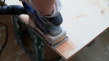 Marangoz Sanding Tahta Tahta, Sander ile kahverengi verniği kaldırma