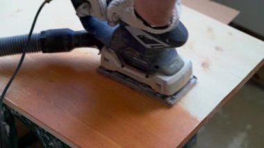 Sander ile Tahta Tahta Tahtadan Kahverengi Vernik Kaldırılıyor