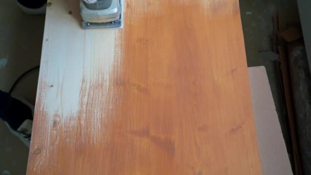 Carpinteiro Sanding Placa Madeira Removendo Verniz Marrom Com Lixadeira — Vídeo de Stock