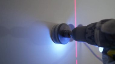 Elektrik prizi kurmak için alçı tahtada bir delik açmak