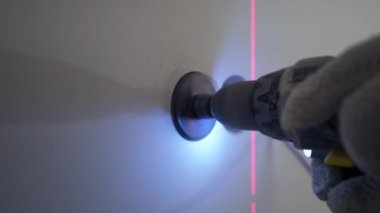 Elektrik prizi için İşçi Duvarda Delik Açtı