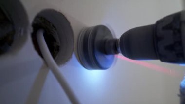 Elektrik prizi için İşçi Duvarda Delik Açtı