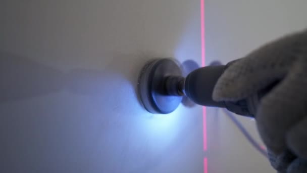 Elektrik Prizi Için Şçi Duvarda Delik Açtı — Stok video