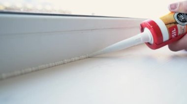 İşçi, Akrilik Mühürleyici ile Pencereyi ve Pencere Bağlantısını Dolduruyor