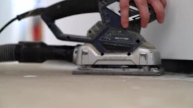 İşçi Parke Döşemeden Önce Beton Zemin Yüzeyini Parlattı