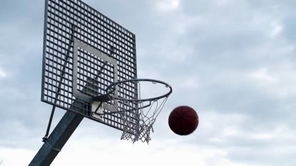 Basketball Falls Hoop Slow Motion — Vídeo de Stock