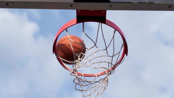 Игрок Бросает Мяч Пропускает Баскетбольное Кольцо — стоковое видео