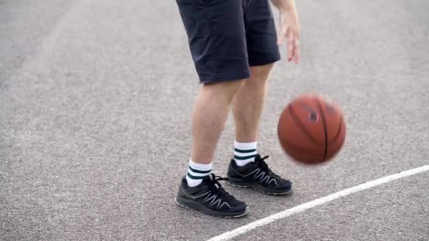 Männlicher Basketballspieler Dribbelt Und Schießt Ball Auf Außenplatz — Stockvideo