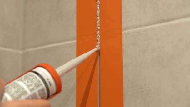 Worker Fills Gaps Tiles Silicone Sealant — Αρχείο Βίντεο