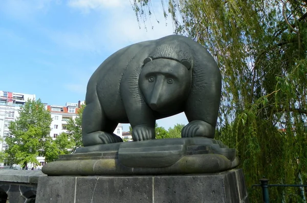 Deutschland Berlin Bärenskulptur Auf Der Brücke Vor Dem Innenministerium — Stockfoto