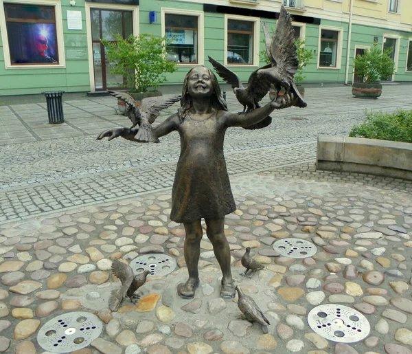 Polónia Czestochowa Holy Virgin Mary Avenue Criança Com Pássaros — Fotografia de Stock