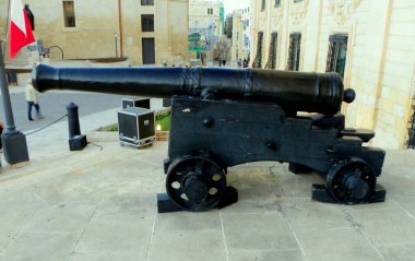 Malta, Valletta, Castille Place, Auberge de Castille, sarayın yanındaki silah.