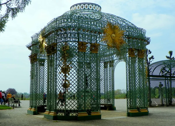 Niemcy Poczdam Park Sanssouci Wschodni Pawilon Kratowy Brązowym Wlewem Modlącego — Zdjęcie stockowe