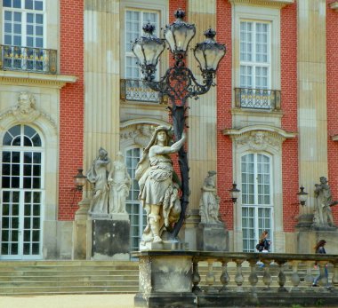 Almanya, Potsdam, Sanssouci Parkı, New Palace, ana girişteki sütunda lamba