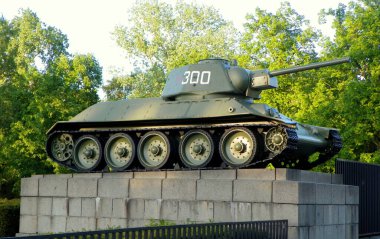 Almanya, Berlin, Sovyet Savaş Anıtı Tiergarten, Sovyet T-34 tankı
