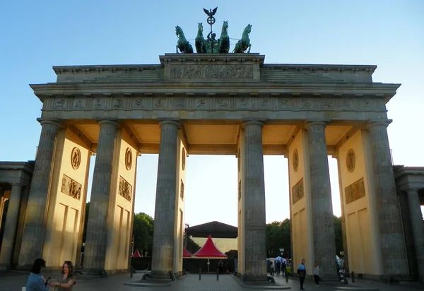 Alemania Berlín Puerta Brandenburgo Los Rayos Tarde —  Fotos de Stock