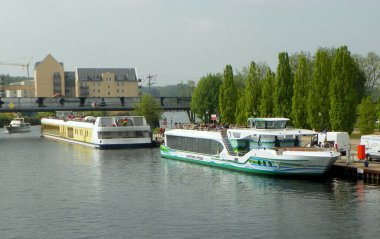 Almanya, Potsdam, Alte Fahrt, rıhtıma yakın eğlence tekneleri