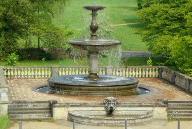 Almanya, Potsdam, Sanssouci Sarayı 'ndan Rossbrunnen çeşmesinin manzarası