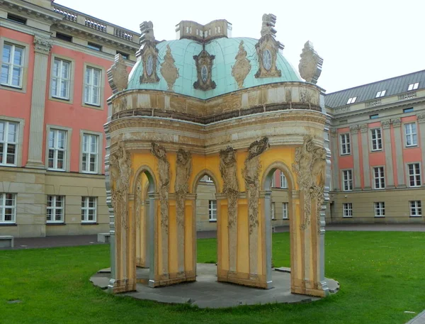 Almanya Potsdam Landtag Brandenburg Avlusu Çardak — Stok fotoğraf
