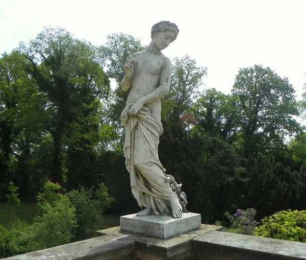 Tyskland Potsdam Sanssouci Park Orangeriepalatset Kvinnlig Skulptur Balustrade — Stockfoto