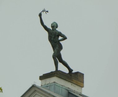 Almanya, Berlin, Westens Tiyatrosu (Batı Tiyatrosu), bina heykeli