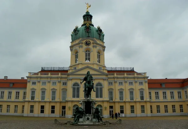 Германия Берлин Шарлоттенбургский Дворец Статуя Фридриха Вильгельма — стоковое фото