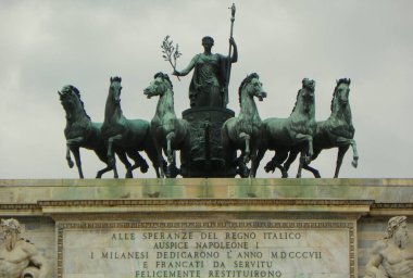İtalya, Milano, Barış Kemeri, altı atın çektiği at arabasının savaşçı galibi.