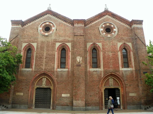 İtalya, Milano, Santa Maria Incoronata, Kilise cephesi