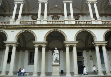 İtalya, Milan, Brera Sanat Galerisi (Pinacoteca di Brera), avlu