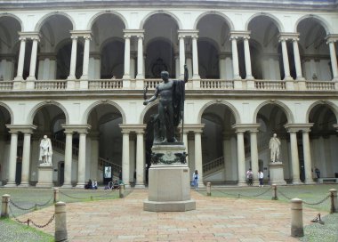 İtalya, Milan, Brera Sanat Galerisi (Pinacoteca di Brera), avlu
