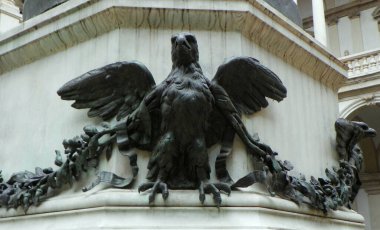 İtalya, Milano, Brera Sanat Galerisi (Pinacoteca di Brera), avlu, Barış Getiren Napolyon heykeli, bronz kartal