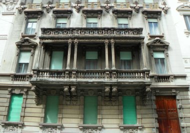 İtalya, Milan, 2 Via Michele Barozzi, eski evin dekoratif balkonu.