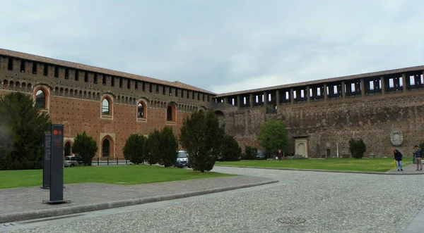 イタリア ミラノ スフォルツァ城 ロイヤル中庭 — ストック写真