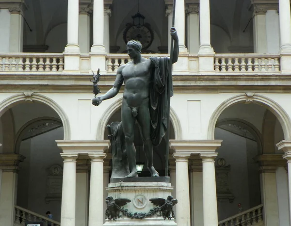 이탈리아 밀라노 브라라 갤러리 Pinacoteca Brera 안마당 자로서의 나폴레옹 동상의 — 스톡 사진