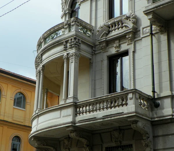 Italië Milaan Michele Barozzi Decoratief Hoekbalkon Van Het Oude Huis — Stockfoto