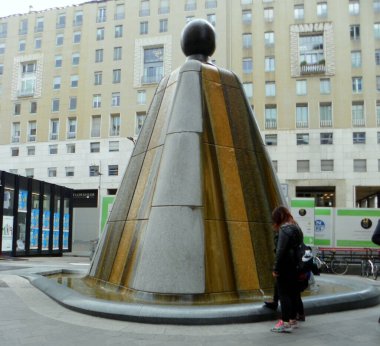 İtalya, Milan, Piazza San Babila, çeşme