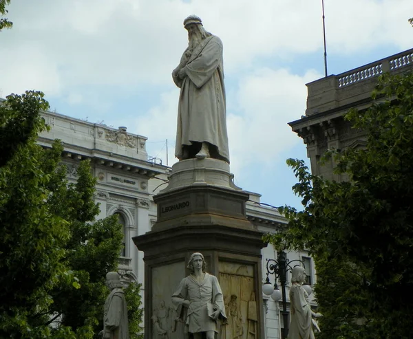 Italy Milan Piazza Della Scala Monument Leonardo Vinci — Stock Photo, Image