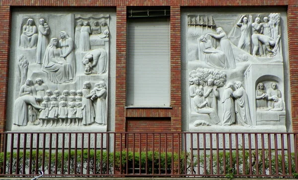 Italy Milan Vivaio Bas Relief People — Stock Photo, Image